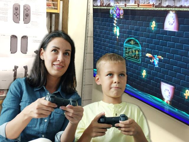 Bild von einer Mutter mit Sohn beim Gaming in der Stadtbücherei