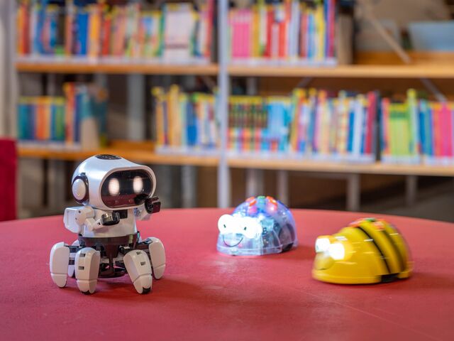 Foto von Robotern wie Beebots_Bluebots_Chipz in der Kinderbuchabteilung