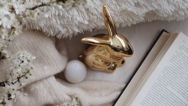 Bild von einem Buch und einem goldenen Osterhasen