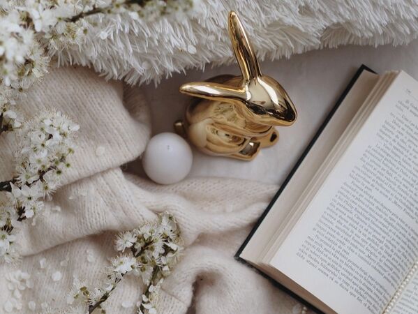 Bild von einem Buch und einem goldenen Osterhasen