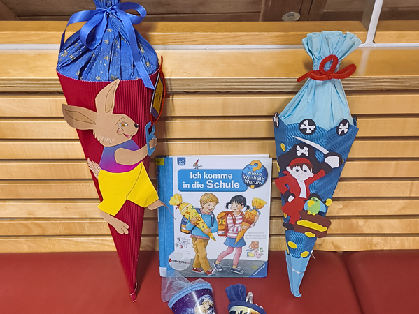 Foto von Schultüten und einem Schulstart-Kinderbuch