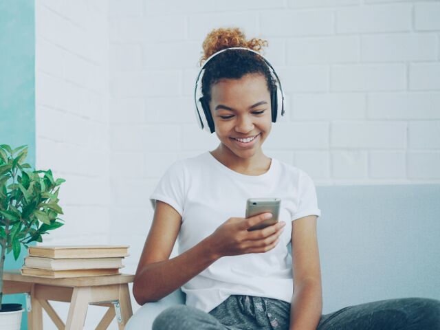Bild eines Teenagers, der Musik mit Kopfhörer hört