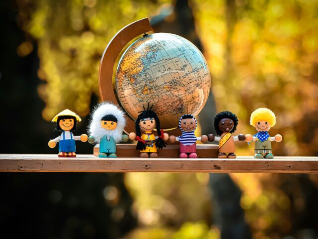 Foto von einem globus mit Kindern