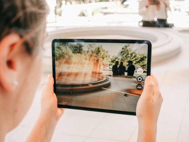 Kind, das ein Foto mit einem Ipad macht