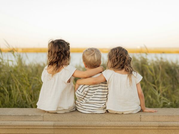 Foto von drei Kindern zum Weltkindertag