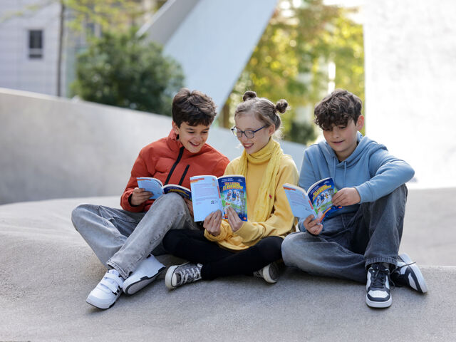 Bild mit Kindern und Büchern zum Aktionstag "Welttag des Buches"